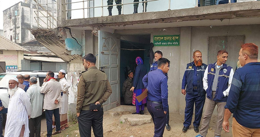 Robbers attack Ansar camp in Narsingdi, 2 shot guns looted