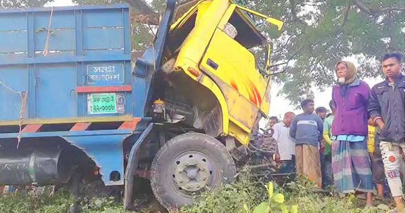 Helper on driver's seat, 2 killed as truck crashes into tree