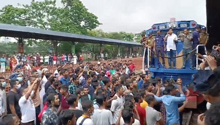 ট্রেন আটকে বিক্ষোভ, ঢাকা থেকে সারা দেশে চলাচল বন্ধ