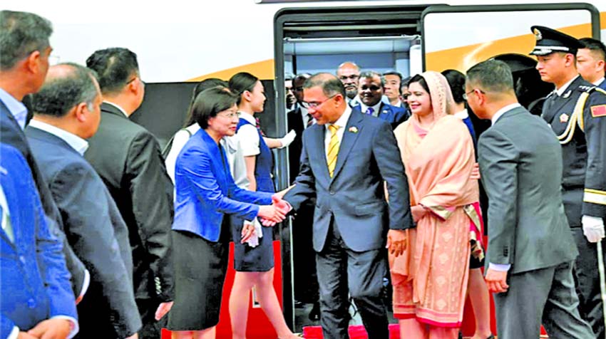 Red carpet rolled out as PM arrives in Beijing