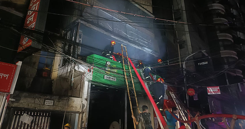 Fire at building in Dhaka’s Wari doused