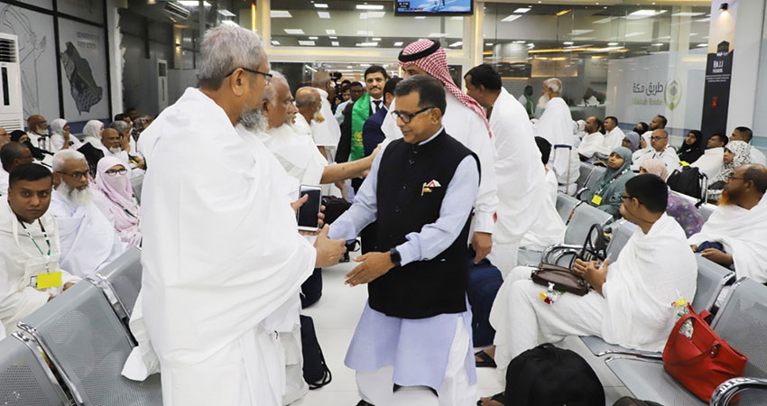 Biman's first Hajj flight this year leaves Dhaka with 415 passengers