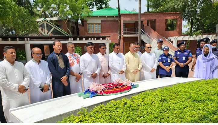 বঙ্গবন্ধুর সমাধিতে পদোন্নতিপ্রাপ্ত ১০ ডিআইজির শ্রদ্ধা