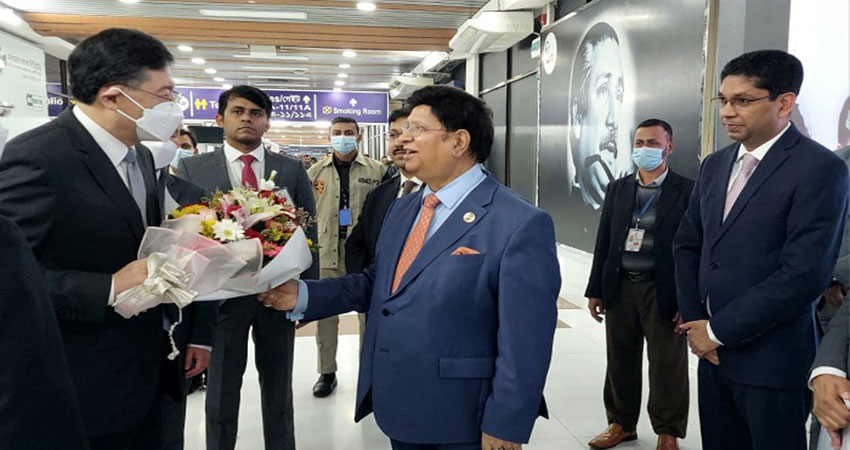 New Chinese FM makes brief stopover at Dhaka airport