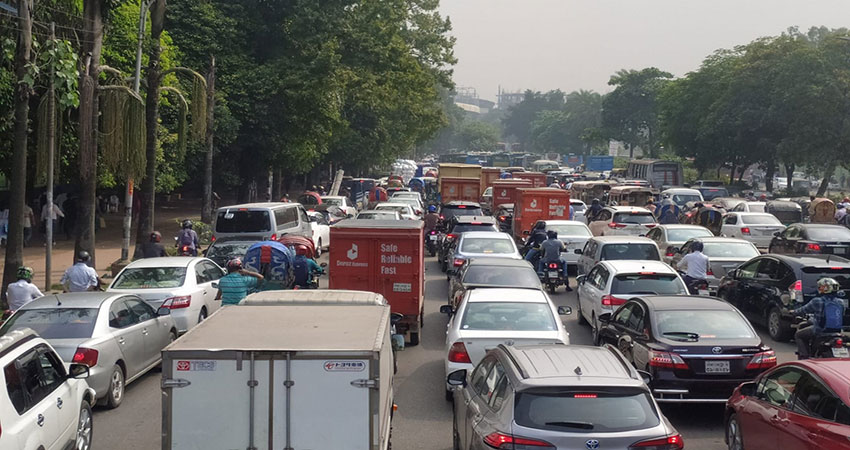 Dhaka residents suffer as huge traffic jams choke city roads