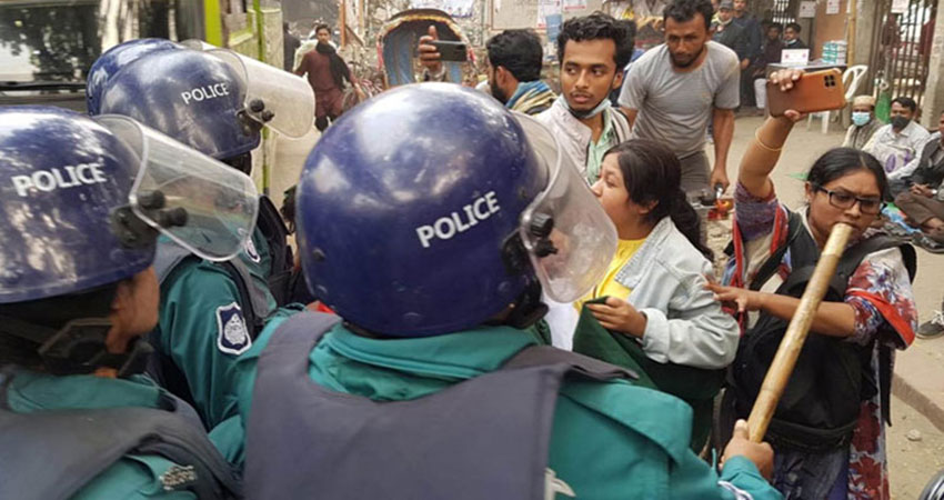 15 injured as police charge baton on students at Press Club