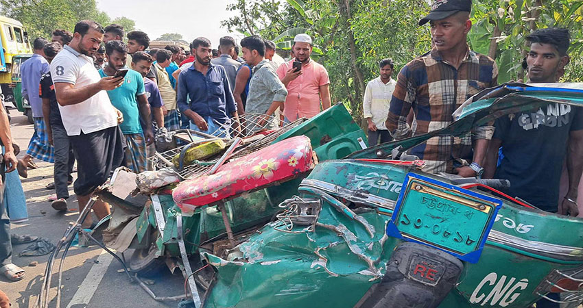 At least 7 dead in Chittagong bus-autorickshaw collision