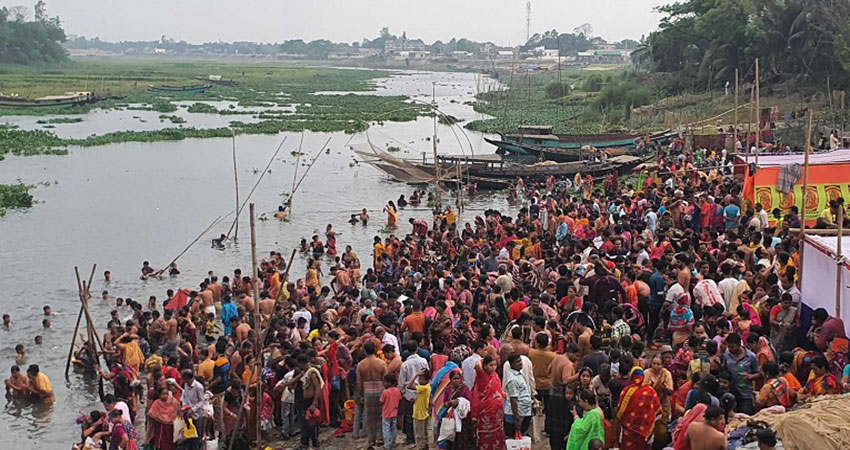 ব্রাহ্মণবাড়িয়া তিতাস নদীতে গঙ্গাস্নানে ভক্তদের ঢল