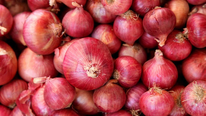 Onion sellers doing irresponsible business: Commerce secy