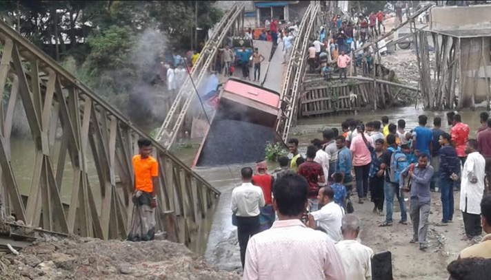 ভোলায় বেইলি ব্রিজ ভেঙে ট্রাক খাদে