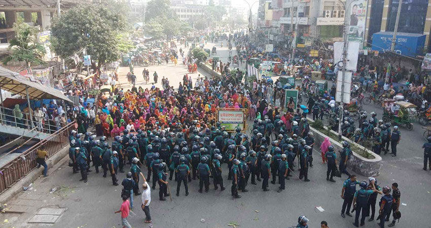 RMG workers block road in Mirpur rejecting new minimum wage