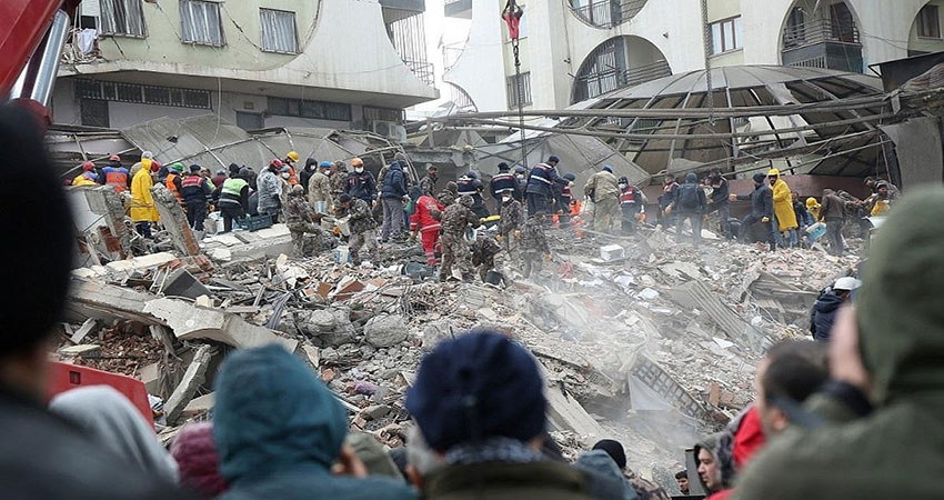 Turkey-Syria quake toll tops 7,800 as rescuers battle cold