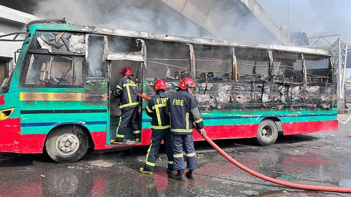 Running bus set ablaze under Hanif Flyover