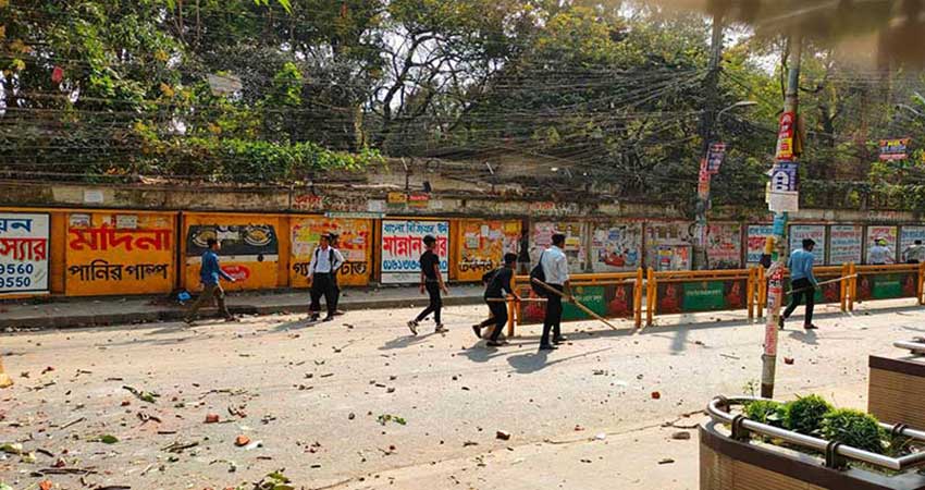 Dhaka college, Ideal college students clash, traffic disrupted in city