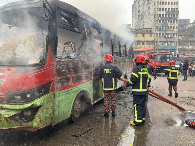 Bus torched in Gulistan