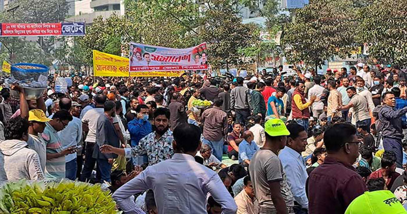 BNP men thronging at Nayapaltan with small processions