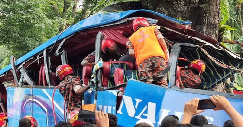 Ten killed as bus hits tree in Barishal