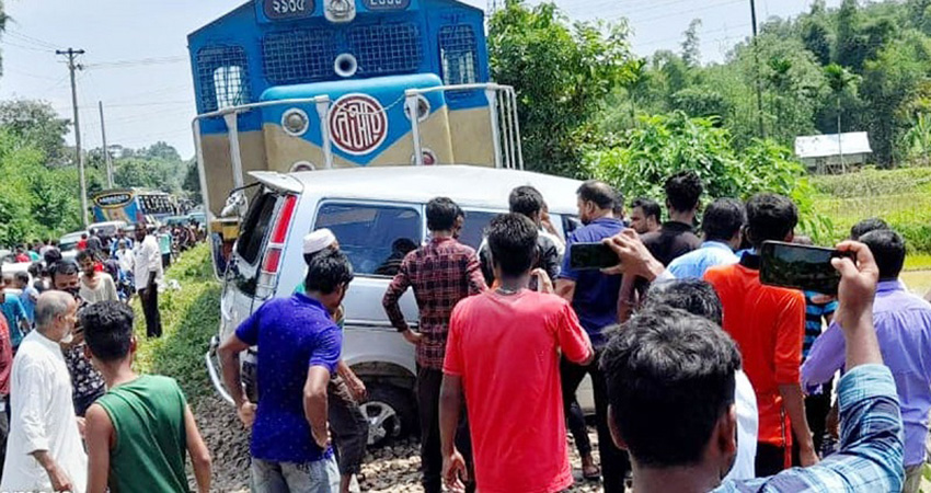 11 killed in train-microbus collision in Ctg