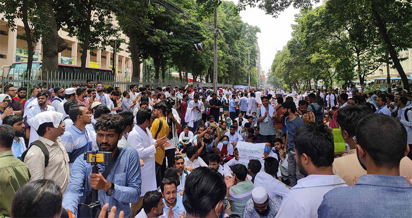 BSMMU trainee doctors stage protest near Shahbag demanding increase in allowance