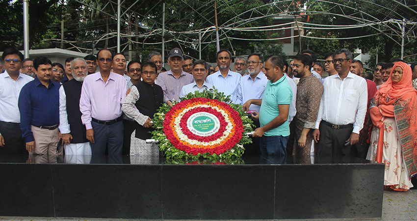 এলজিইডি’র নয়া প্রধান প্রকৌশলীর বঙ্গবন্ধুর প্রতিকৃতিতে পুষ্পস্তবক অর্পণ