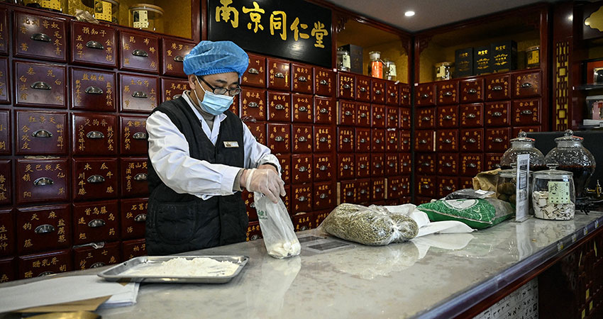 Chinese turn to traditional remedies to fight Covid