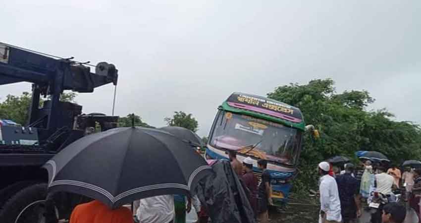 One dies as bus crashes parked motorcycles on Madaripur expressway