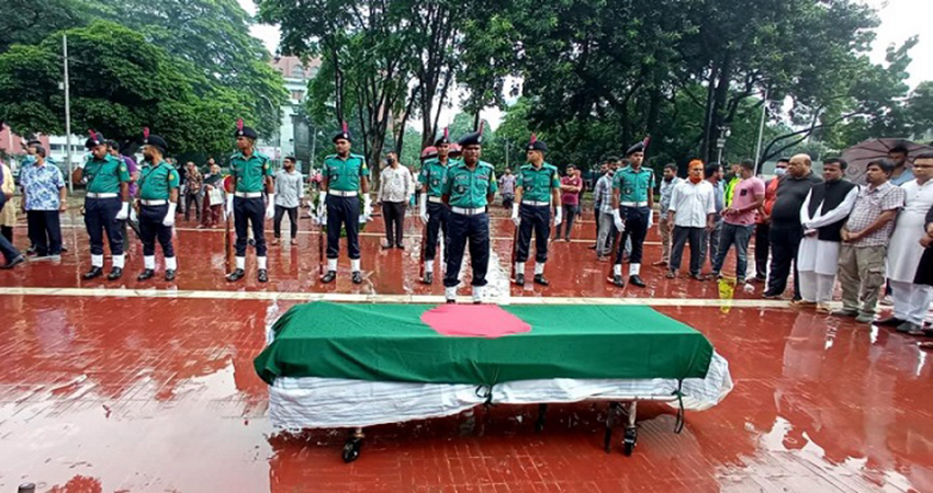 Last respect to journalist Toab Khan at Shaheed Minar