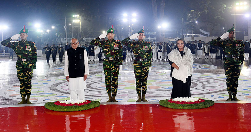 কেন্দ্রীয় শহীদ মিনারে রাষ্ট্রপতি-প্রধানমন্ত্রীর শ্রদ্ধা