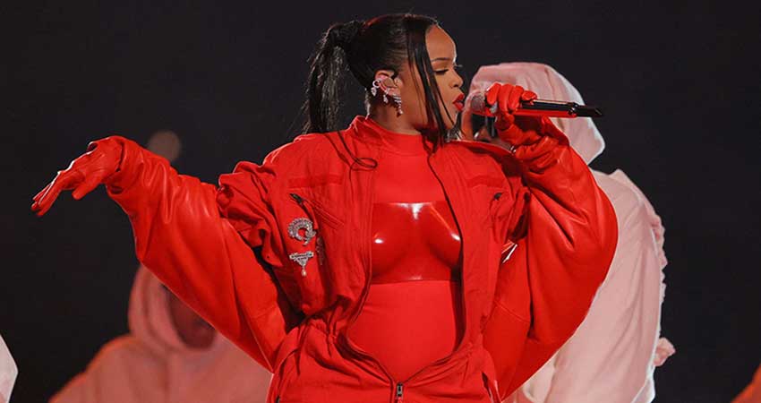 Rihanna, pregnant with second child, performs hits at Super Bowl