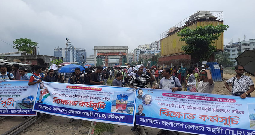 Rail link with Dhaka snapped as temporary workers block tracks at FDC signal