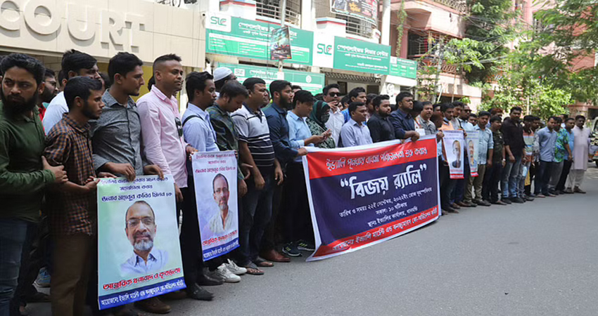 Hundreds of lenders gather outside Evaly office in Dhaka