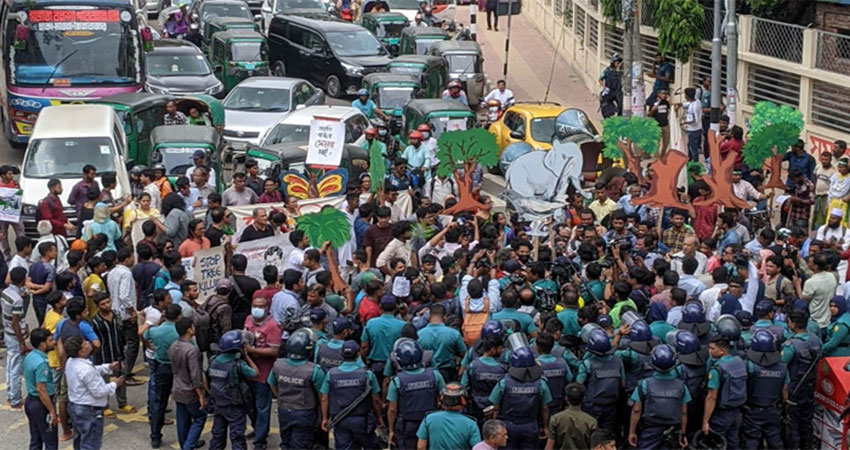 Police bars protesters at Bangabazar intersection