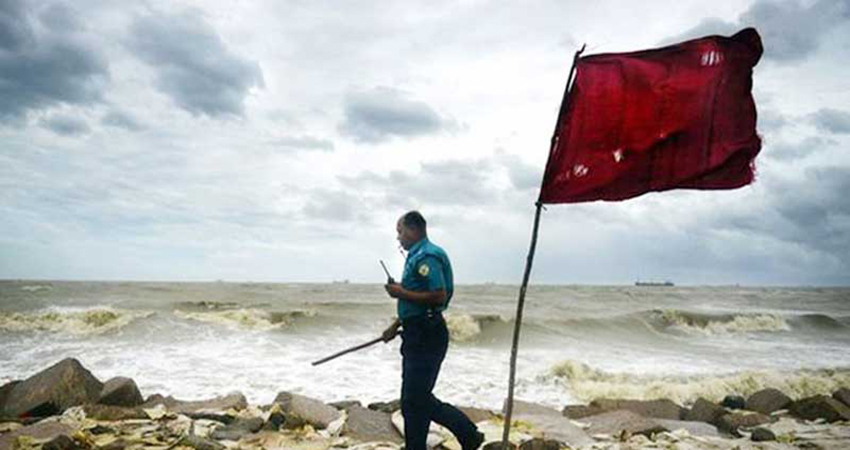 Cautionary signal No 3 in Hatia, water transport suspended