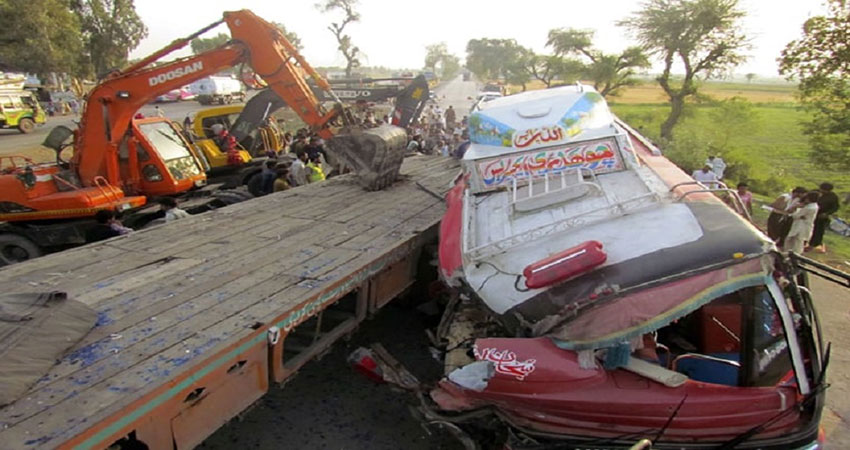 40 killed in southwest Pakistan bus crash