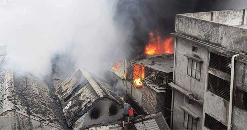 Fire at Chawkbazar plastic factory, 10 units working to douse the flames