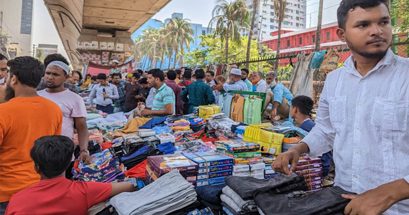 Bangabazar traders start selling products on footpaths, roads