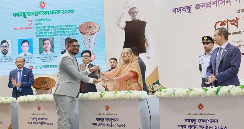 PM distributes 'Bangabandhu Public Administration Award to 28 officials, 2 departments