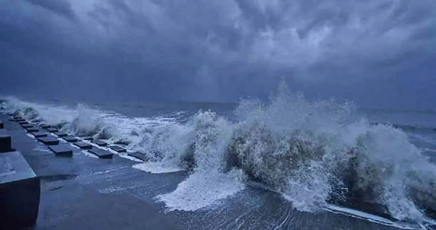 Cyclone ‘Midhili’ starts crossing Mongla-Payra coast